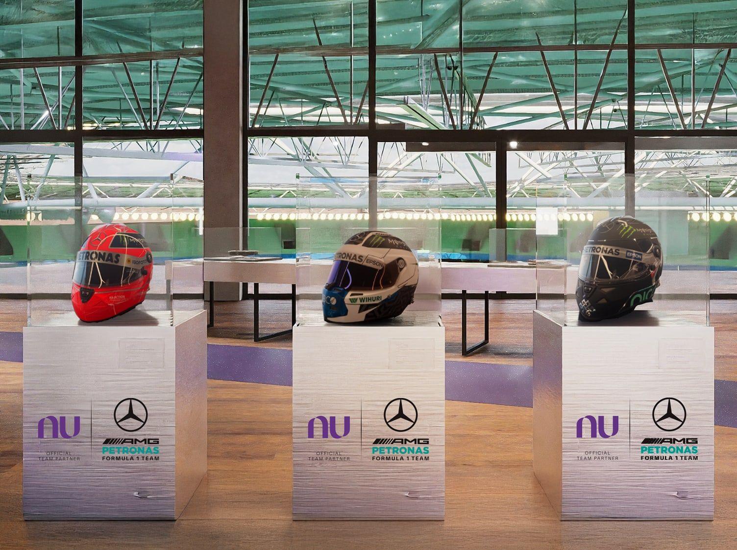 Linha do tempo da Mercedes-AMG PETRONAS na F1 exposta na Nubank House
